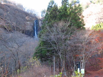 遠くに見える船尾滝と紅葉(12月6日)